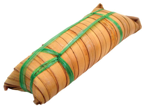 L1 - Glutinous Rice Cake with Banana and Coco Wrap/ Banh Chuoi Goi La Dua 500g