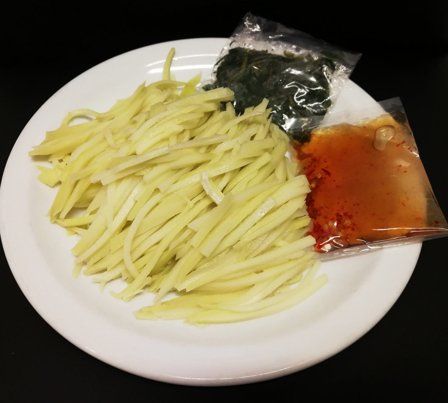 FRN - Sour Mango With Fish Sauce & Herb/ Xoài Tượng Cắt Sợi Có Nước Mắm Và Rau Thơm 300g